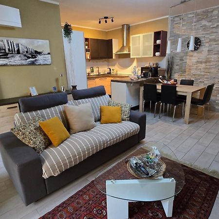 Varese Prime - Large Independent Apartment, Air Conditioning, 2 Bathrooms, 2 Free Covered Parking Spaces, No Restricted Traffic Zone, Train Station 100M, Theatre 150M, Historic City Centre Экстерьер фото
