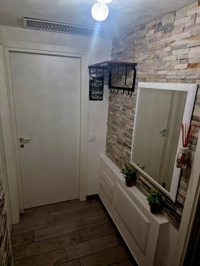 Varese Prime - Large Independent Apartment, Air Conditioning, 2 Bathrooms, 2 Free Covered Parking Spaces, No Restricted Traffic Zone, Train Station 100M, Theatre 150M, Historic City Centre Экстерьер фото