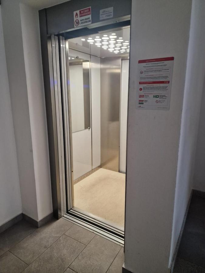 Varese Prime - Large Independent Apartment, Air Conditioning, 2 Bathrooms, 2 Free Covered Parking Spaces, No Restricted Traffic Zone, Train Station 100M, Theatre 150M, Historic City Centre Экстерьер фото