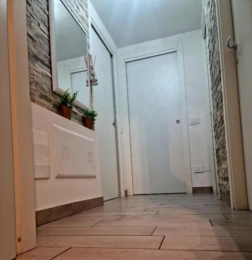 Varese Prime - Large Independent Apartment, Air Conditioning, 2 Bathrooms, 2 Free Covered Parking Spaces, No Restricted Traffic Zone, Train Station 100M, Theatre 150M, Historic City Centre Экстерьер фото