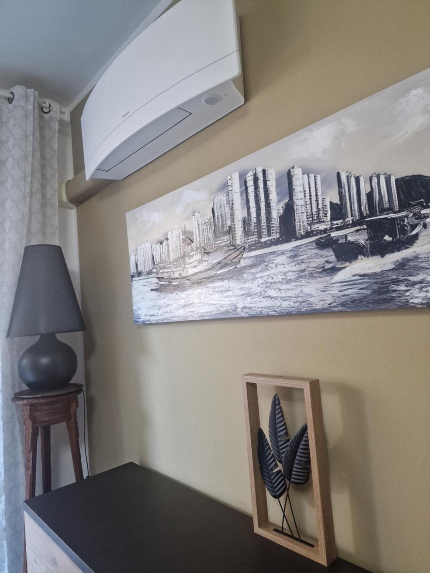 Varese Prime - Large Independent Apartment, Air Conditioning, 2 Bathrooms, 2 Free Covered Parking Spaces, No Restricted Traffic Zone, Train Station 100M, Theatre 150M, Historic City Centre Экстерьер фото