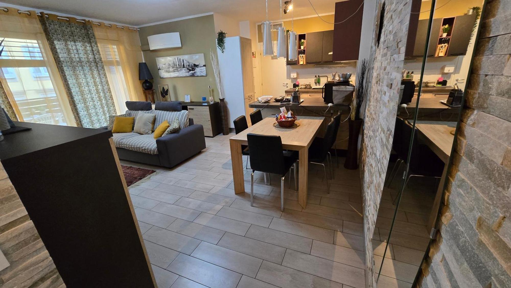 Varese Prime - Large Independent Apartment, Air Conditioning, 2 Bathrooms, 2 Free Covered Parking Spaces, No Restricted Traffic Zone, Train Station 100M, Theatre 150M, Historic City Centre Экстерьер фото