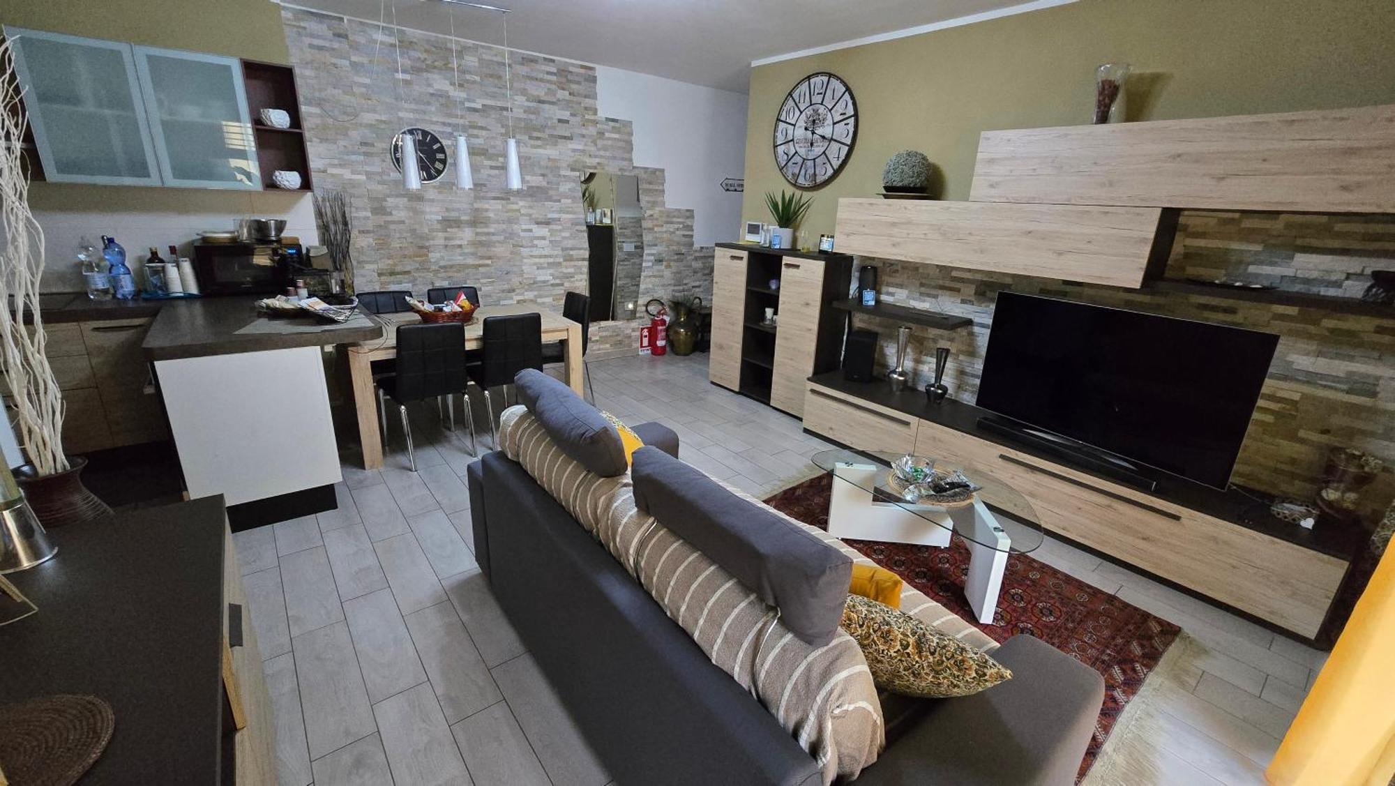 Varese Prime - Large Independent Apartment, Air Conditioning, 2 Bathrooms, 2 Free Covered Parking Spaces, No Restricted Traffic Zone, Train Station 100M, Theatre 150M, Historic City Centre Экстерьер фото