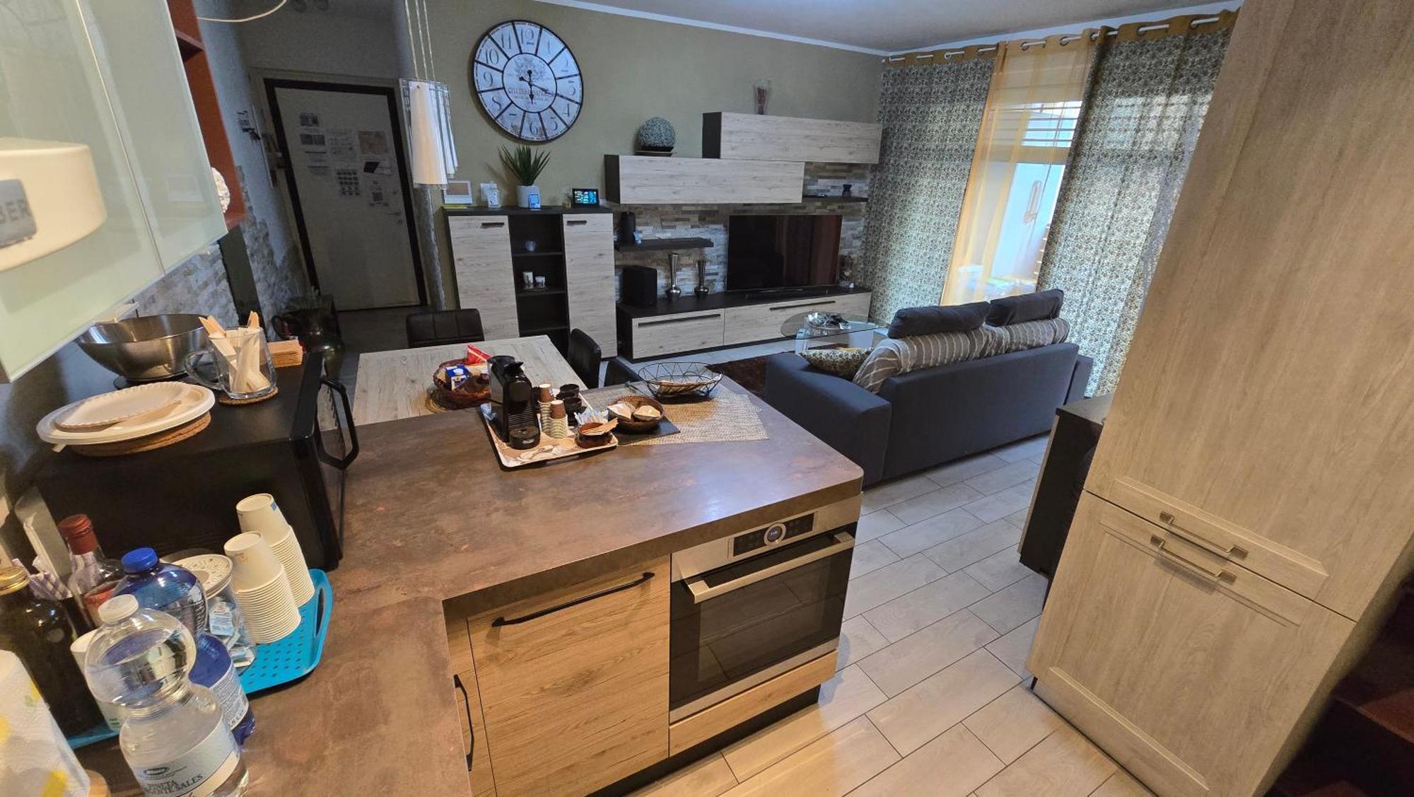 Varese Prime - Large Independent Apartment, Air Conditioning, 2 Bathrooms, 2 Free Covered Parking Spaces, No Restricted Traffic Zone, Train Station 100M, Theatre 150M, Historic City Centre Экстерьер фото