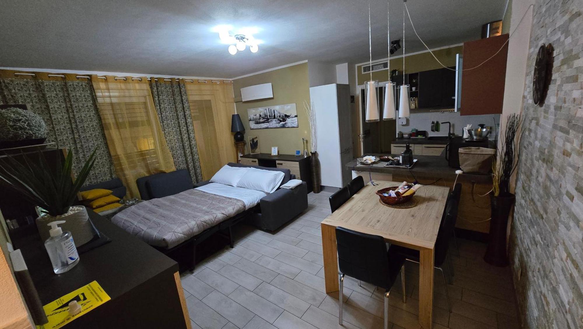 Varese Prime - Large Independent Apartment, Air Conditioning, 2 Bathrooms, 2 Free Covered Parking Spaces, No Restricted Traffic Zone, Train Station 100M, Theatre 150M, Historic City Centre Экстерьер фото