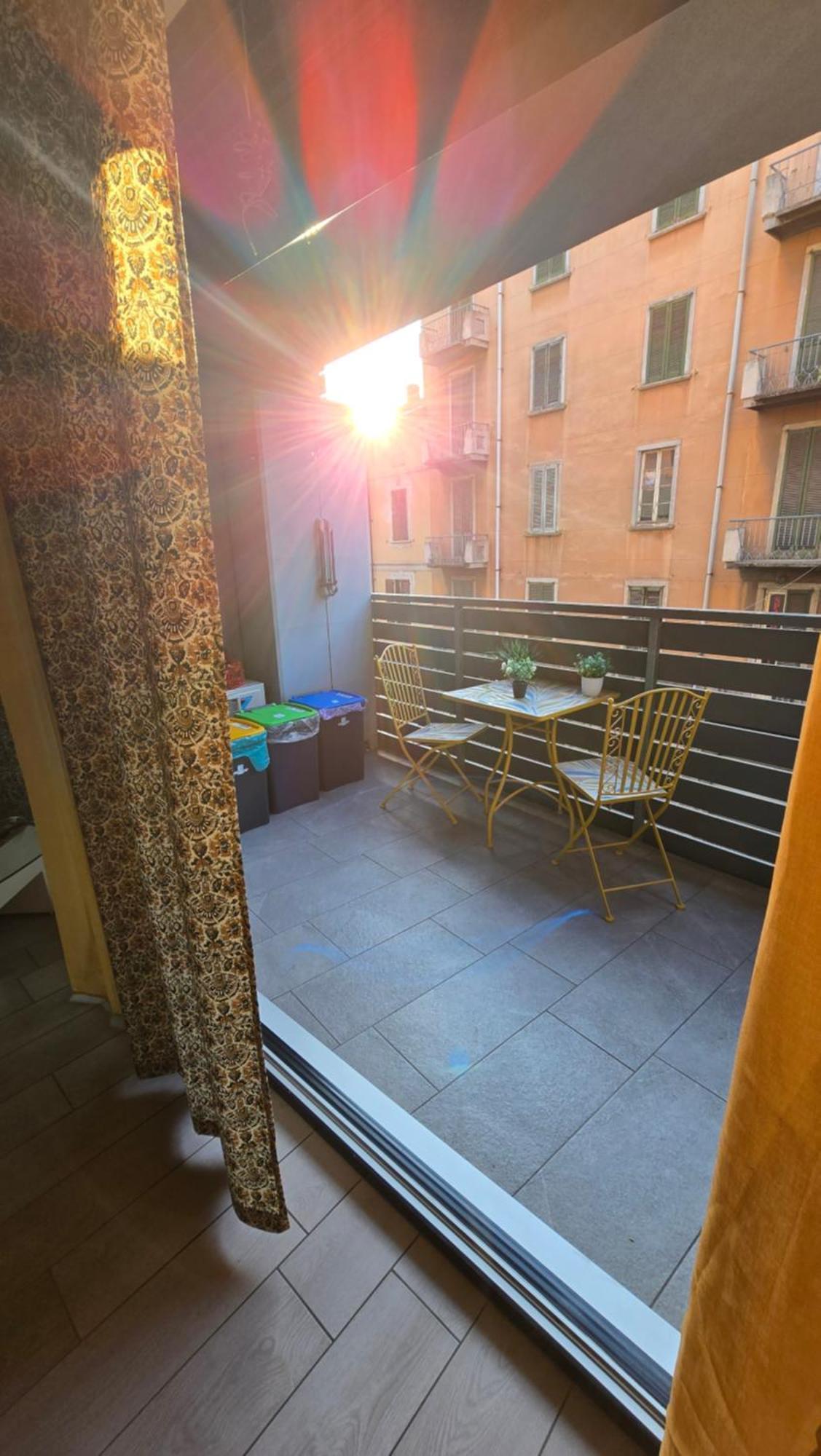 Varese Prime - Large Independent Apartment, Air Conditioning, 2 Bathrooms, 2 Free Covered Parking Spaces, No Restricted Traffic Zone, Train Station 100M, Theatre 150M, Historic City Centre Экстерьер фото
